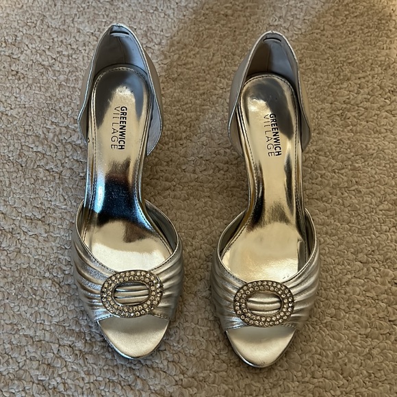 Silk Ivory Wedding Dress and accessories - Picture 11 of 16